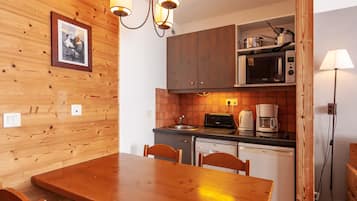 Studio, Ensuite (Vue sur Montagne - 405) | Private kitchen | Fridge, microwave, dishwasher, espresso maker