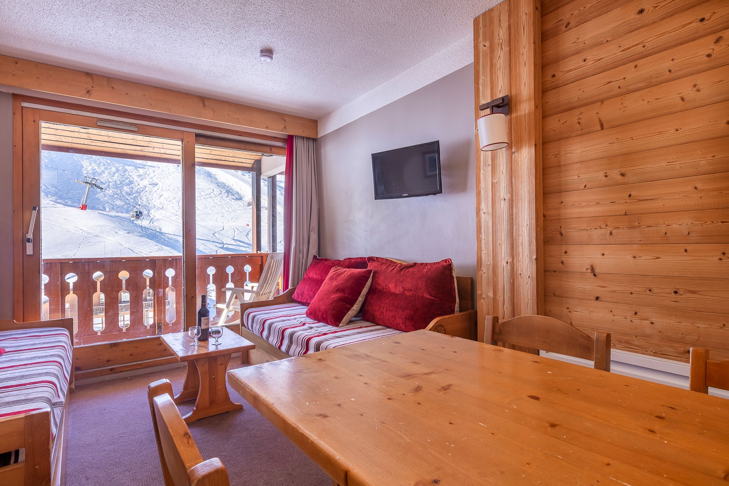 Studio, Ensuite (Vue sur Montagne - 405) | Living area | 32-inch flat-screen TV with satellite channels, TV