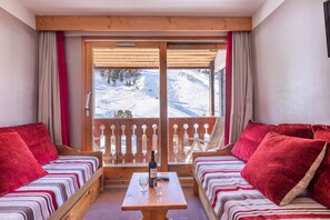 Studio, eget bad (Vue sur Montagne - 405) | Oppholdsområde | En 32-tommers Flatskjerm-TV med Parabol-TV samt TV