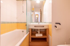 Studio, kylpyhuone makuuhuoneen yhteydessä (Vue sur Montagne - 405) | Kylpyhuone | Suihkun ja ammeen yhdistelmä