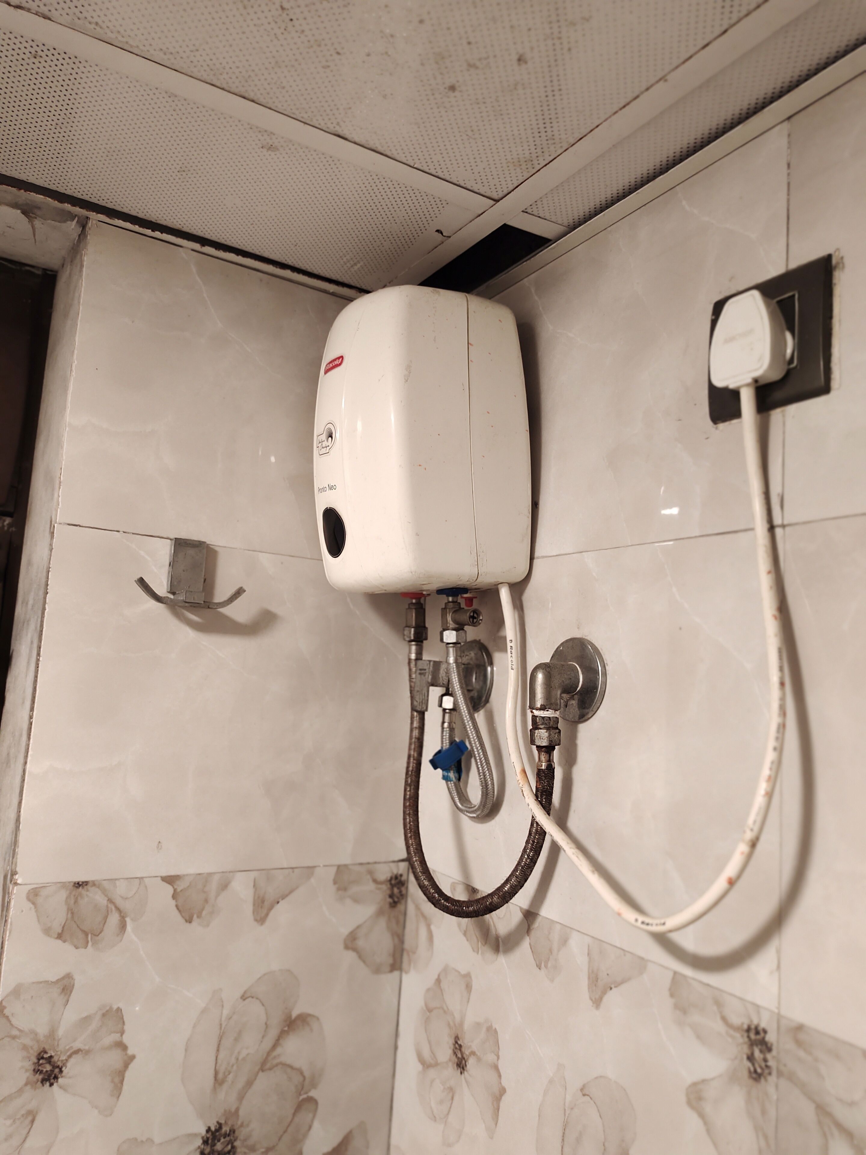 Deluxe Double Room | Bathroom | Shower, hydromassage showerhead, free toiletries, hair dryer