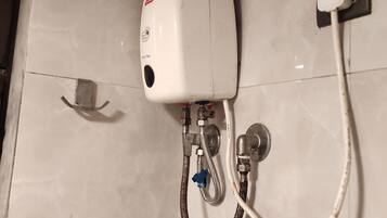 Deluxe Double Room | Bathroom | Shower, hydromassage showerhead, free toiletries, hair dryer