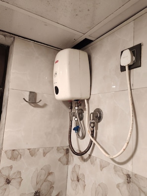 Deluxe Double Room | Bathroom | Shower, hydromassage showerhead, free toiletries, hair dryer - Hotel Sarah inn (Mumbai)