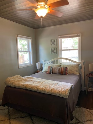5 bedrooms, WiFi, bed sheets - Maryview Beach House, Maryview Beach House (La Grand Township)
