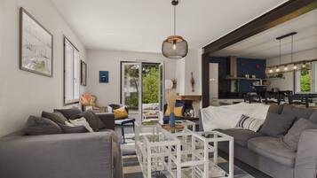 Télévision, cheminée, lecteur de DVD