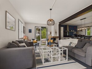 TV, fireplace, DVD player