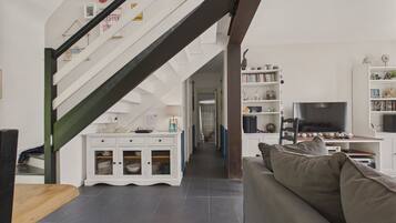 電視、壁爐、DVD 播放機