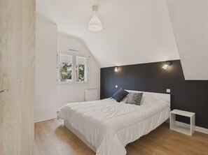 5 bedrooms, iron/ironing board, free WiFi