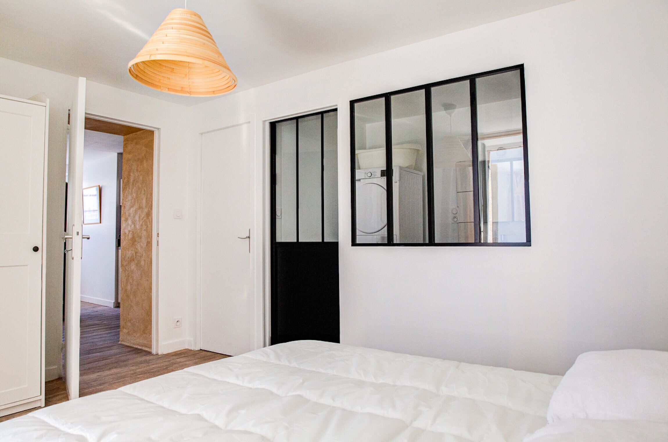 1 chambre, fer et planche à repasser