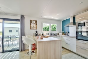 Een koelkast, een microgolfoven, een oven, een vaatwasser