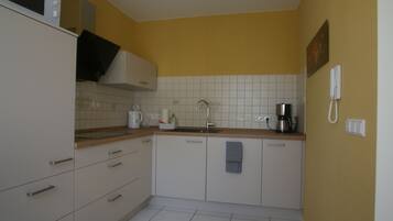 Réfrigérateur, micro-ondes, plaque de cuisson, lave-vaisselle