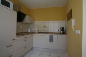 Kühlschrank, Mikrowelle, Herdplatte, Geschirrspüler