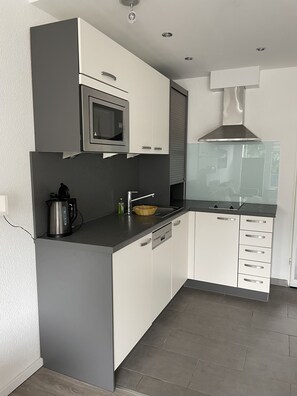 Réfrigérateur, lave-vaisselle, cafetière-théière, grille-pain