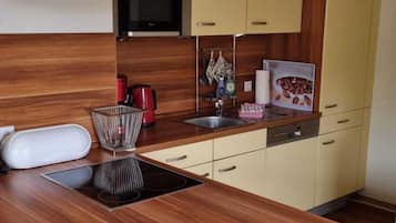 Køleskab, ovn, opvaskemaskine, kaffe-/temaskine