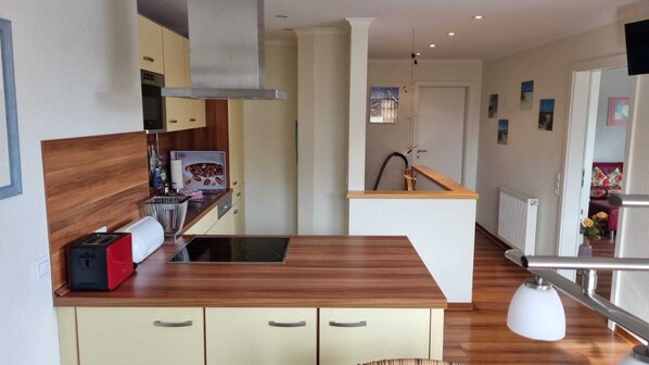 ثلاجة، فرن، غسالة أطباق، ماكينة لصنع القهوة/الشاي