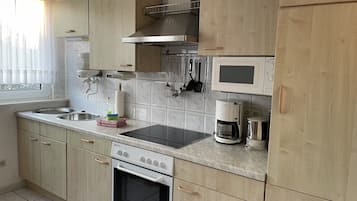 Kylskåp, mikrovågsugn, ugn och kaffe- och tebryggare