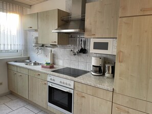 冷蔵庫、電子レンジ、オーブン、コーヒー / ティーメーカー