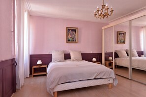 1 slaapkamer, een strijkplank/strijkijzer, reisbedje, gratis wifi