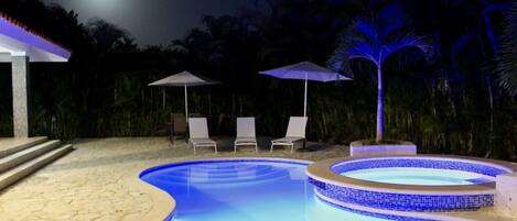 Piscina all'aperto, una piscina riscaldata