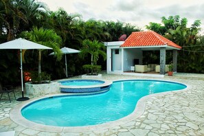 Outdoor pool, a heated pool - Villa in guavaberry (Playa Juan Dolio)