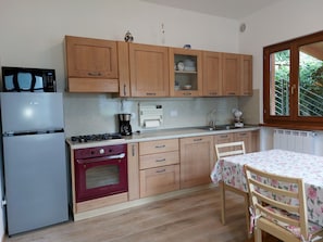 Kühlschrank, Mikrowelle, Ofen, Geschirrspüler