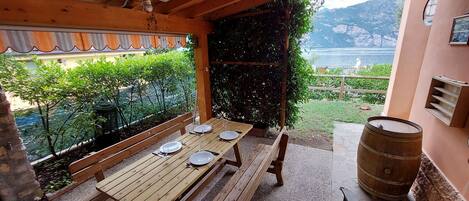 屋外ダイニングエリア