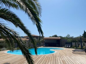 حمّام سباحة خارجي