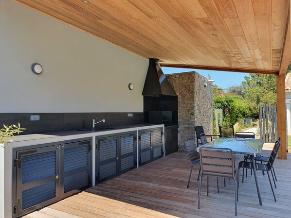 تناول الطعام بالخارج