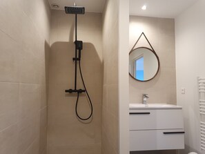 Duschwanne, Haartrockner, HandtĂŒcher, Toilettenpapier