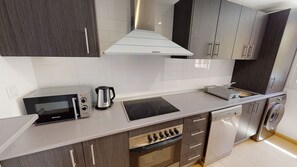 Een koelkast, een microgolfoven, een oven, een vaatwasser