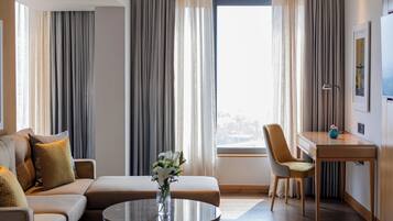 Executive Suite | In-room safe, desk, laptop workspace, blackout curtains