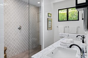 Shower, hair dryer, towels - The Riverside – Moroccan Chic Resort Retreat (Palm Springs)