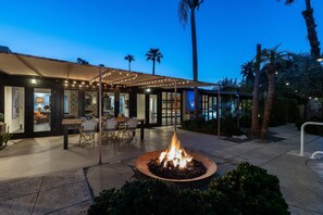 Outdoor dining - The Riverside – Moroccan Chic Resort Retreat (Palm Springs)
