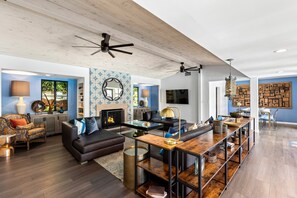 Smart TV, fireplace