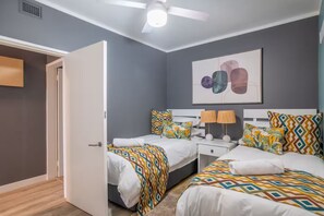 Superior appartement, 3 slaapkamers, gedeeltelijk uitzicht op zee, aan zee | 3 slaapkamers, een kluis op de kamer, een strijkplank/strijkijzer