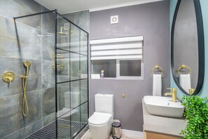 Superior appartement, 3 slaapkamers, gedeeltelijk uitzicht op zee, aan zee | Badkamer | Een aparte badkuip en douche, gratis toiletartikelen, zeep, shampoo