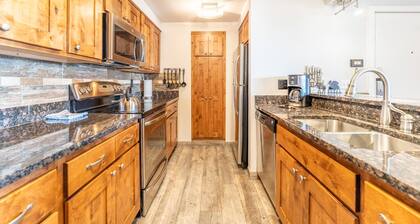 Private Balcony w/ Mountain Views, Pet Friendly!