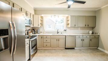 Een koelkast, een magnetron, een oven, een kookplaat