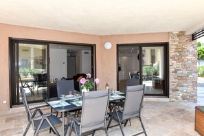 Outdoor dining - Superbe T5 pour 6p avec Clim, Jardin Parking privé (Sanary-sur-Mer)