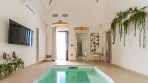 Kolam renang indoor