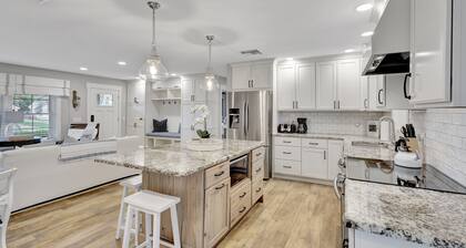 Hobe Sound Retreat - Bike 2 Beach - Brand NEW - Classic Palm Beach Coastal Decor