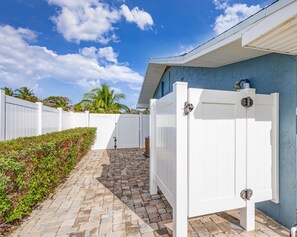 Property grounds - Hobe Sound Retreat - Bike 2 Beach - Brand NEW - Classic Palm Beach Coastal Decor (Hobe Sound)