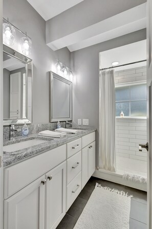 Combined shower/tub, hair dryer, towels, toilet paper - Hobe Sound Retreat - Minutes 2 Beach + Jupiter Island - Newly Renovated (Hobe Sound)