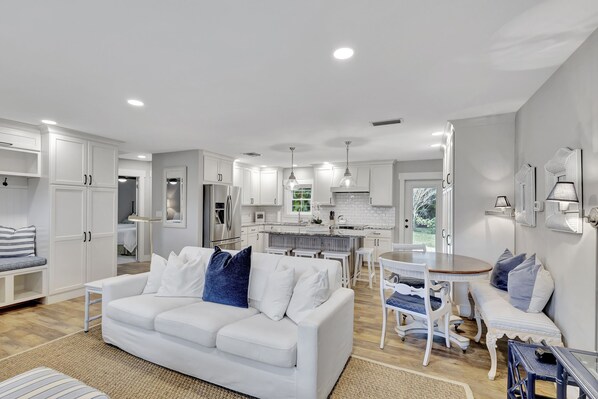 A modern kitchen with white cabinets, a central island, and pendant lighting. - Hobe Sound Retreat - Minutes 2 Beach + Jupiter Island - Newly Renovated (Hobe Sound)