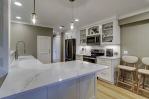 Frigorifero, microonde, piano cottura, lavastoviglie