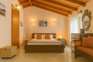 4 bedrooms, desk, iron/ironing board, travel cot