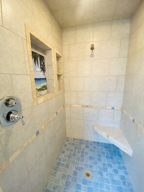 Bathtub, hair dryer, towels, toilet paper - Peaceful private pool home dog friendly sleeps 8. large private lot fully fenced (Wilmington)