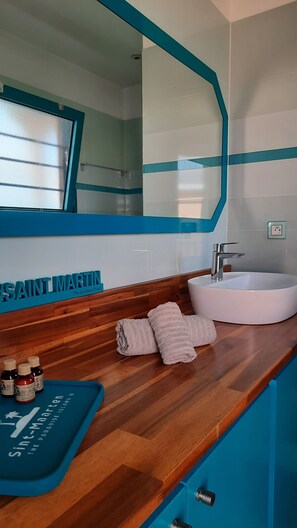 Shower, hair dryer, towels, soap - 4ever Studio Rénové, vue Lagon, Pieds Dans L'eau (SAINT MARTIN)