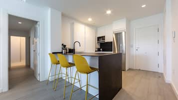 Frigorífico, microondas, horno y lavavajillas