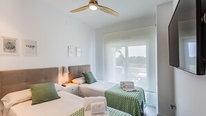1 chambre, coffres-forts dans les chambres, fer et planche à repasser